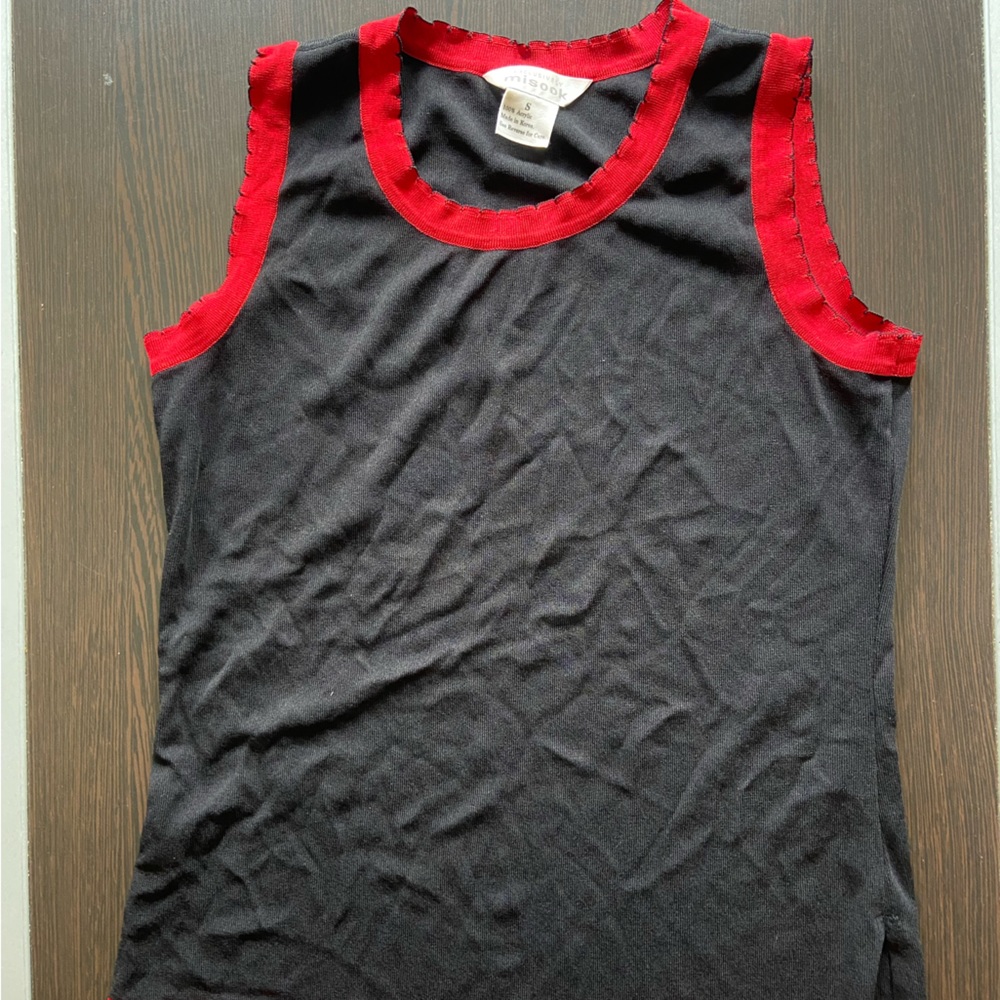Black and red women’s tank top
